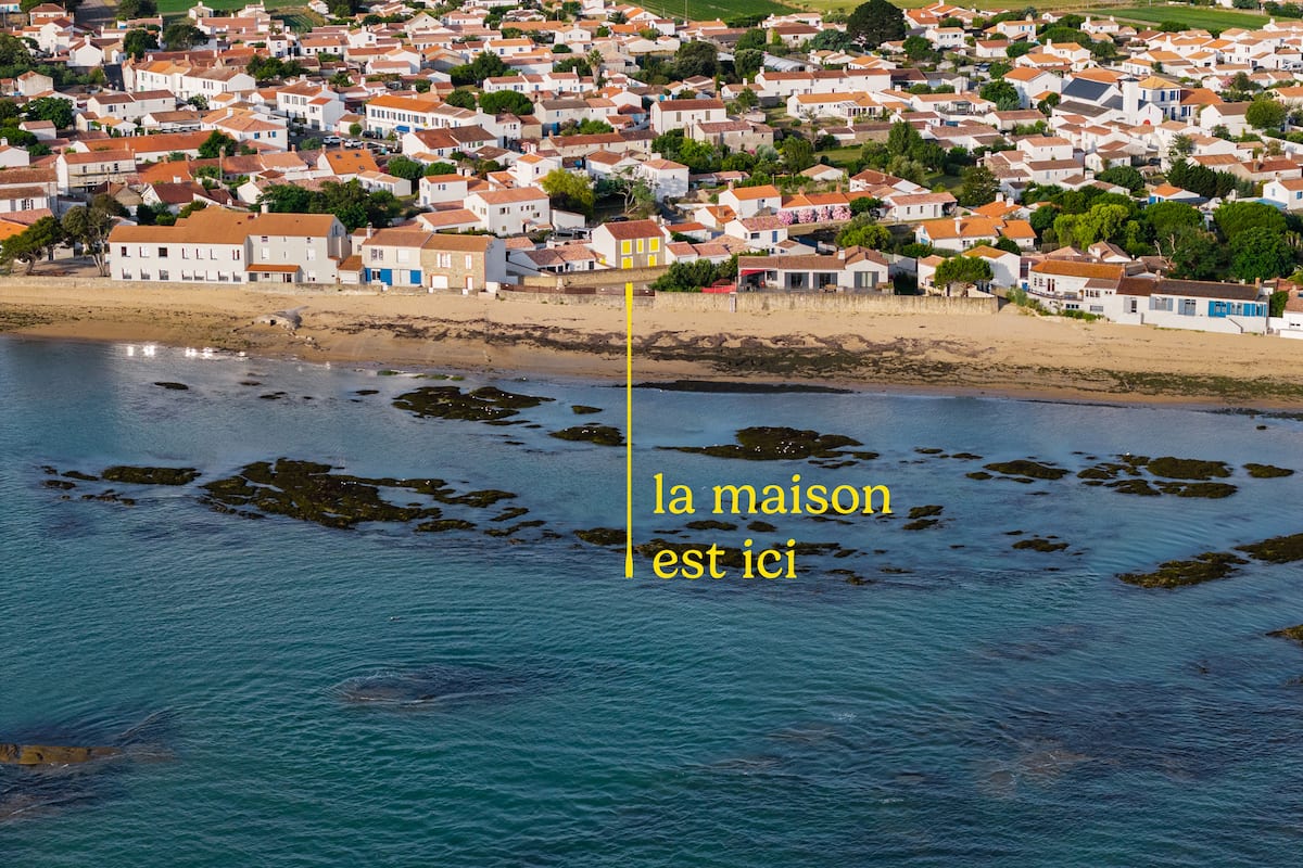Vue aérienne : la maison est ici, face à la plage de Mardi Gras
