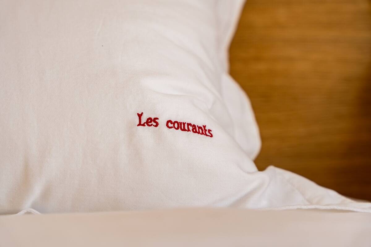 Linge brodé Les courants