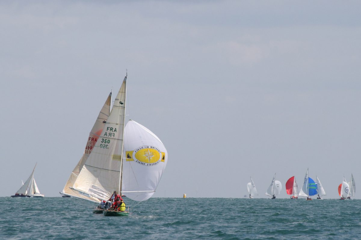 Flotte de régates sous spis devant Noirmoutier