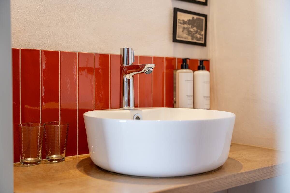 Salle de bains avec baignoire